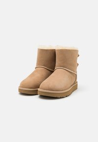 UGG MINI BAILEY BOW II - Vinterstøvler - sand