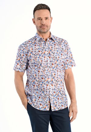 Camisa de botones de manga corta con un patrón floral en tonos de azul y naranja sobre un fondo claro, hecha de un tejido liviano.
