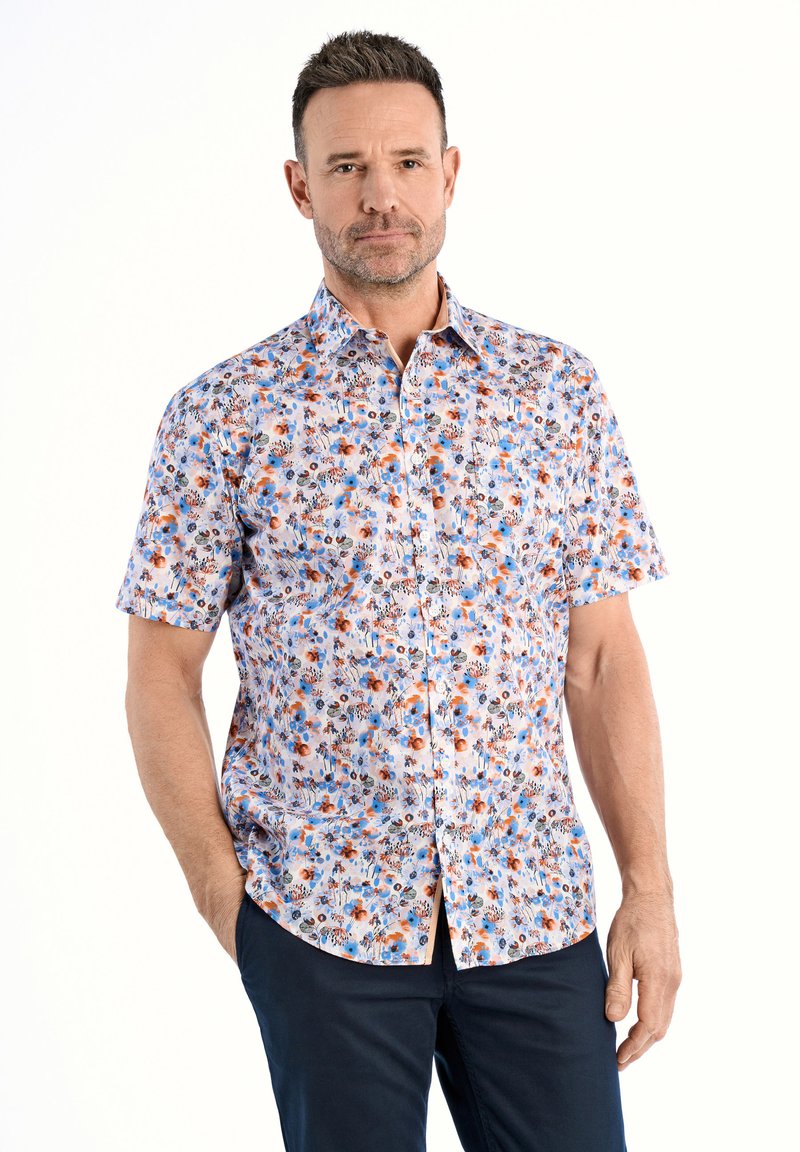 Korte mouwen overhemd met knoopsluiting, bedekt met een bloemenpatroon in blauw- en tinten van oranje op een lichte achtergrond, gemaakt van lichtgewicht stof.