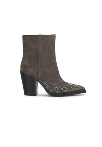 Botín de ante gris hasta el tobillo con punta afilada, detalles perforados en la parte superior y un tacón alto y grueso. Base del tacón negra sólida.