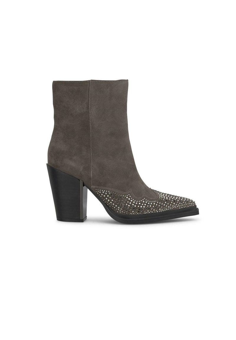 Botín de ante gris hasta el tobillo con punta afilada, detalles perforados en la parte superior y un tacón alto y grueso. Base del tacón negra sólida.