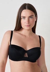 Reggiseno nero con ferretto in satin liscio, dotato di un pannello in rete al centro, spalline regolabili e un design strutturato.