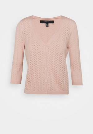 Cardigan en tricot rose avec un col en V, doté d'une texture à motifs et de manches trois-quarts, fermé par cinq boutons assortis.