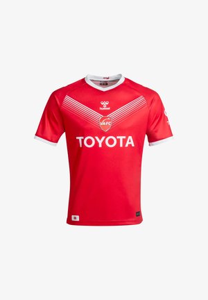 Maglia da calcio rossa con accenti bianchi, caratterizzata da motivi lineari, scollo rotondo e il logo "TOYOTA" ben visibile sul davanti.