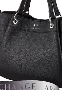 La borsa a tracolla in pelle nera presenta una finitura testurizzata, due manici superiori, accessori in argento e un logo impresso sul davanti. Include una tracolla con marchio.
