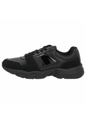 Scarpe sportive nere realizzate con una combinazione di materiali sintetici lisci e testurizzati, dotate di colletto imbottito, chiusura con lacci e suola in gomma.