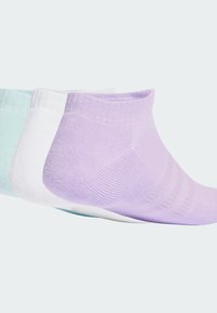 Tres pares de calcetines tobilleros: uno color verde menta, uno blanco y uno lavanda. La tela es suave, con puños acanalados y un diseño de puntera sin costuras.