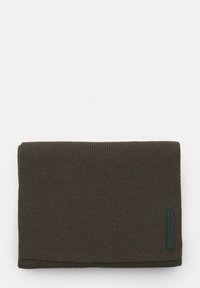 Mørkegrøn ribstrikket tørklæde med rektangulær form og en tekstureret overflade. Har en lille sort label på en kant.