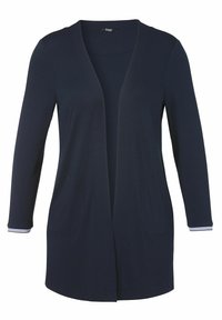 Marineblauer Cardigan mit offenem Vorderteil, langen Ärmeln und zwei Seitentaschen. Mit weißen Streifenakzenten an den Ärmelsäumen, aus einem weichen Material gefertigt.