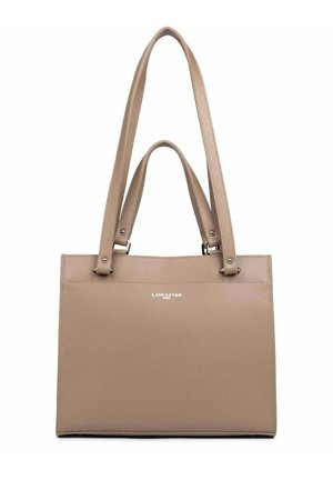 Borsa tote beige in ecopelle con doppio manico superiore, texture liscia, forma strutturata e branding in argento "Lancaster" sul davanti.