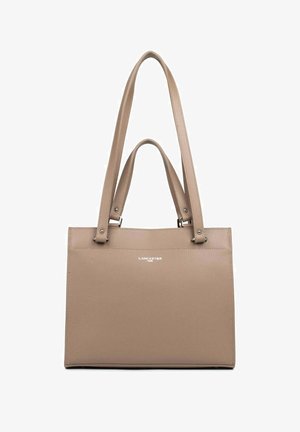 Borsa tote beige in ecopelle con doppio manico superiore, texture liscia, forma strutturata e branding in argento "Lancaster" sul davanti.