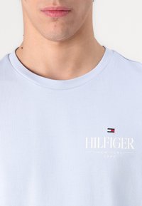 Tommy Hilfiger STACK TEE UNISEX - Print T-shirt - breezy blue