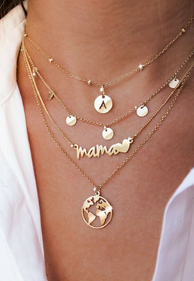 Goldbeschichtete Halsketten umfassen einen Anhänger mit "Mama", einen Globusscharm und einen Buchstaben "A", ergänzt durch verschiedene kleine runde Akzente.