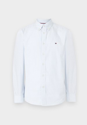 Lysblå gingham skjorte med knaplukning, krave, lange ærmer og et lille broderet logo på venstre bryst. Blødt stoftekstur.