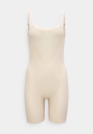 Μπεζ κορμάκι με ρυθμιζόμενους ιμάντες, λεία υφή, εφαρμοστή γραμμή και σορτς μήκος στο κάτω μέρος, κατασκευασμένο από ελαστικό ύφασμα.