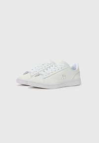 Hvite lær sneakers med runde tær, tre snørehull, kontrastfargede sideaksenter og en subtil logo nær hælen.