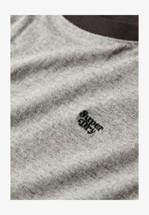 Szary heather t-shirt z ciemnoszarym ryflowanym dekoltem i małym czarnym haftowanym logo "Super Dry" na materiale. Miękka tekstura, casualowy design.