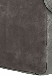 Pannello in suede grigio scuro con bordo in pelle texturizzata, probabilmente parte di una borsa o di un accessorio.