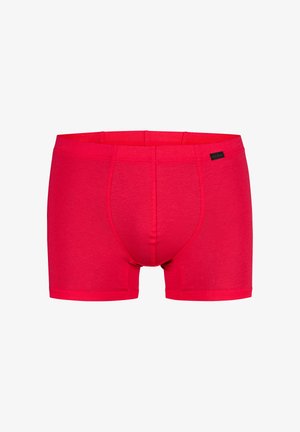 Rote Herren-Boxershorts mit figurbetontem Design, flachem Bund und einem kleinen schwarzen Markenlabel auf der rechten Seite.