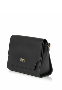Czarna skórzana torebka o strukturalnej teksturze, z klapą na zapięcie, złotym logo i metalowymi akcesoriami. Elegancki, zdefiniowany kształt z paskiem na ramię.