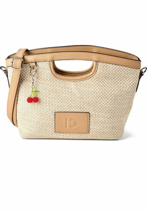 Sac à main tissé beige avec garniture en cuir marron clair, poignée supérieure découpée, bandoulière réglable, breloque cerise et écusson rectangulaire embossé.