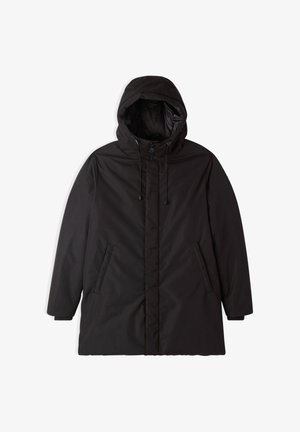 Giacca nera isolata con cappuccio, zip frontale, cordini regolabili e due tasche laterali. Tessuto esterno liscio, design casual.