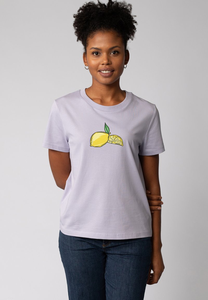 Lichtpaarse katoenen t-shirt met een ronde hals en korte mouwen, met een gele citroenafbeelding met een groene blad en een plakje citroen.