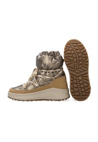 Metaliczne srebrne puchowe botki za kostkę z beżową gumową podeszwą, z marszczonym wierzchem, kontrastowymi sznurowadłami i teksturowaną podeszwą zewnętrzną dla lepszej przyczepności.
