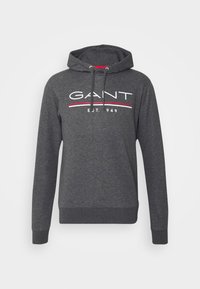 Felpa con cappuccio grigio scuro con la scritta "GANT EST. 1949" in bianco e rosso sul petto, dotata di coulisse frontale e polsini a costine.
