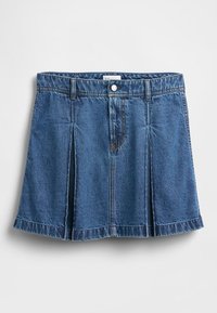 Denim rok in medium blauw met een klassieke vijfzakkenontwerp, geplooide voorkant en een rafelige zoom. Voorzien van een knoop- en ritssluiting.
