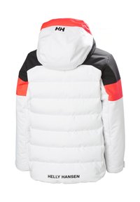 Bílá péřová bunda s červeným a černým akcentem na ramenou. Obsahuje kapuci a má vodorovné prošívané sekce. Logo na zadní straně.