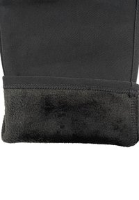 Schwarze Handschuhe mit einem glatten äußeren Material und einem weichen, strukturierten schwarzen Fleece-Bündchen am Handgelenk, das gestickte Akzente aufweist.