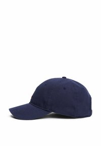 Gorra de algodón azul marino con visera estructurada, seis agujeros de ventilación y correa ajustable en la parte posterior. Diseño simple con hardware minimalista.
