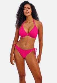 Ensemble de bikini rose vif avec un motif texturé, haut triangulaire avec bretelles réglables et bas à nouer sur les côtés.