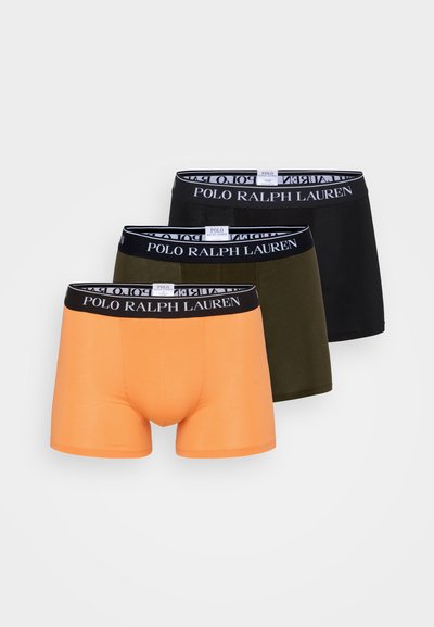 Três pares de boxers para homens: laranja, verde oliva e preto. Cada um possui uma faixa preta com o logótipo "POLO RALPH LAUREN" a repetir.