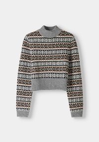 Grå stickad tröja med ribbad halsringning och avslut. Har ett geometriskt mönster i brunt, svart och vitt över kroppen och ärmarna.