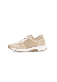 Scarpa sportiva beige con tomaia in suede e mesh, suola bianca, punta rotonda, lacci piatti e dettagli marrone chiaro sulla suola.