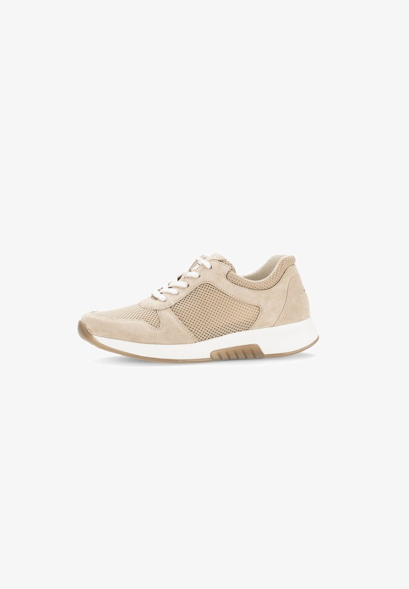 Scarpa sportiva beige con tomaia in suede e mesh, suola bianca, punta rotonda, lacci piatti e dettagli marrone chiaro sulla suola.
