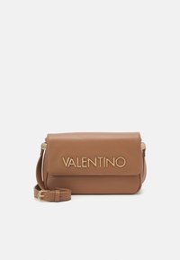 Brun läder crossbody-väska med gyllene "Valentino"-bokstäver, klaffstängning, justerbar rem och slät yta. Kompakt rektangulär form.