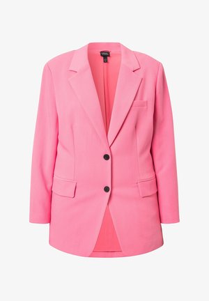 Jednoradový růžový blejzr s klopami s výstřihem, dvěma černými knoflíky, klopovými kapsami a náprsní kapsou s lemováním, střih na míru.