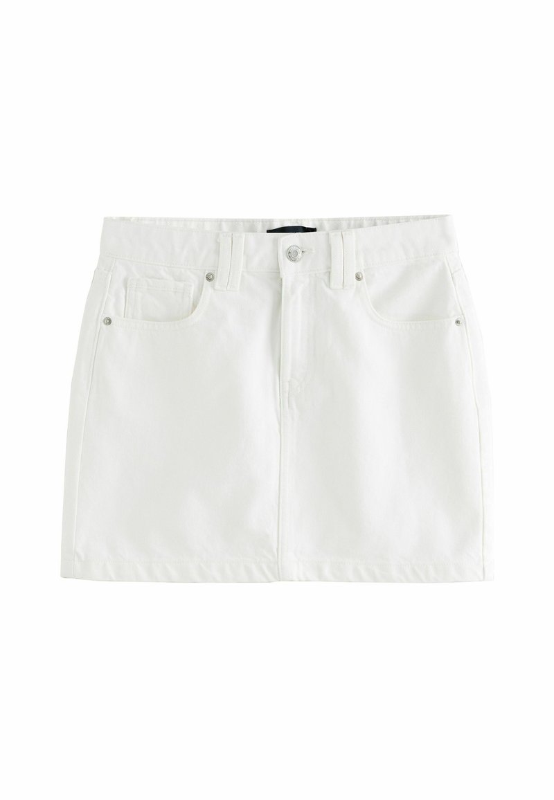 Jupe en jean blanc à coupe droite, avec fermeture à bouton, deux poches avant et accents métalliques. Texture lisse, longueur mi-cuisse.