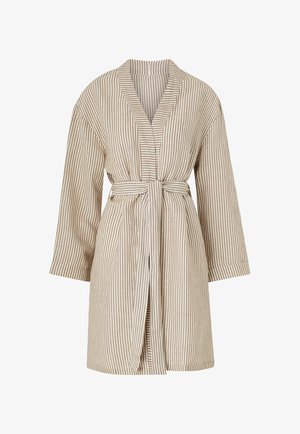 Bañador a rayas en tonos beige y marrón claro, con cuello tipo chal, mangas largas y un cinturón atado en la cintura. Tejido suave con un acabado texturizado.