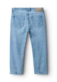 Ljusblå denimjeans med rak bendesign, två bakfickor, en läderlogotyp på midjan och lätt slitningar vid fållarna.