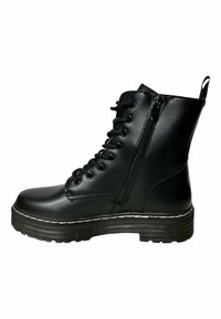 Botín negro sintético al tobillo con cordones y cremallera lateral, punta redonda, suela elevada con costuras blancas y un acabado mate texturizado.