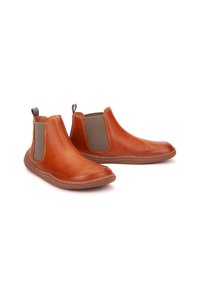 Botas de cuero marrón hasta el tobillo con paneles laterales elásticos, punta redondeada y suela de goma; con costuras en contraste y una lengüeta.