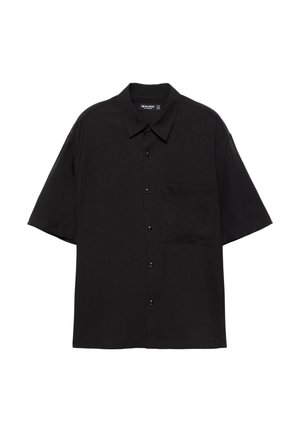 Czarna koszula na krótki rękaw z guzikami, z ostrym kołnierzykiem i kieszenią na piersi, prezentowana na białym tle.