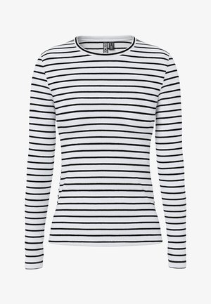 Bijela majica s rebrastim uzorkom, dugim rukavima, uskim crnim vodoravnim prugama i okruglim izrezom na vratu.