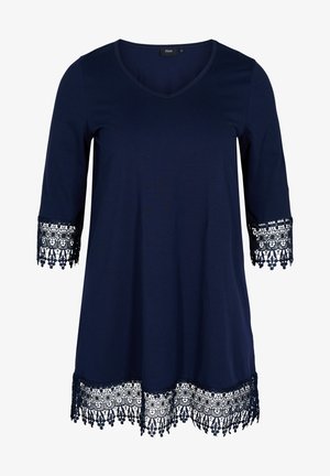 Tunique bleu marine à manches trois-quarts, ornée d'un galon de dentelle aux manches et à l'ourlet. Tissu doux, col en V et coupe décontractée.