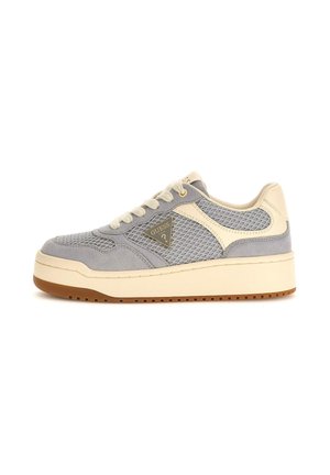 Baskets basses avec tige en mesh gris et daim, accents en cuir crème, lacets beige, semelle épaisse crème et logo triangulaire Guess sur le côté.