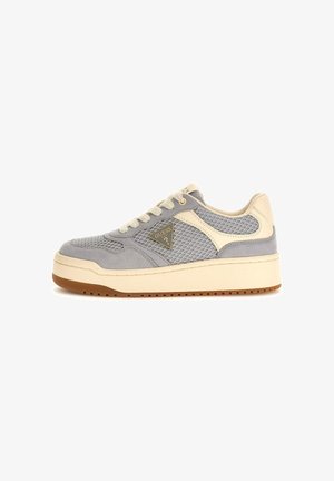 Low-Top-Sneaker mit grauem Mesh- und Wildlederobermaterial, cremefarbenen Lederakzenten, beigen Schnürsenkeln, dicker cremefarbiger Sohle und einem dreieckigen Guess-Logo an der Seite.